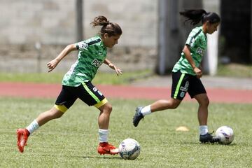 Atlético Nacional se alista para enfrentar a Santa Fe por los cuartos de final de la Liga Águila Femenina. La ida se jugará este 17 de mayo en Itagüí.  