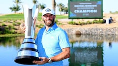 Dustin Johnson posa con el trofeo de campe&oacute;n en Arabia.