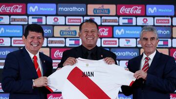 LIM01. LIMA (PERÚ), 03/08/2022.- El nuevo director técnico de la selección peruana de fútbol, Juan Reynoso (c), el presidente de la Federación Peruana de Fútbol (FPF), Agustín Lozano (i), y el director general de fútbol, Juan Carlos Oblitas (d), posan en una rueda de prensa hoy, en Lima (Perú). Reynoso llega en reemplazo del argentino Ricardo Gareca. EFE/ Paolo Aguilar
