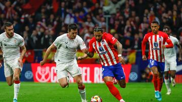 MADRID, 07/02/2024.- El delantero neerlandés del Atlético Memphis Depay (d) disputa un balón ante Dani Vivian (i), del Athletic, durante el partido de ida de la Copa del Rey que Atlético de Madrid y Athletic Club de Bilbao disputan este miércoles en el estadio Metropolitano. EFE/Juanjo Martín
