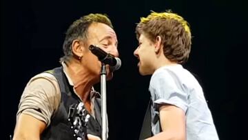 Bruce Springsteen con el joven australiano Nathan Testa en un concierto en Brisbane