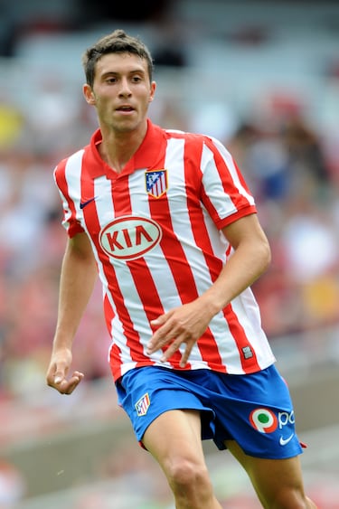 El delantero centro madrileño tan solo disputó 1 partido con el primer equipo del Atlético de Madrid, 37 con el filial, entre 2009 y 2016. Defendió los colores del Real Oviedo entre 2021 y 2024 en los que jugó 119 encuentros y marcó 42 goles. 