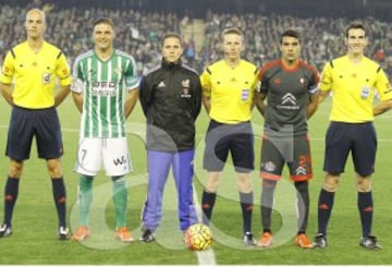 Betis-Celta de Vigo. El árbitro Alejandro José Hernández Hernández, arropado por los capitanes de ambos equipos, Joaquín y Augusto, los asistentes, Miguel Martínez Munuera y José E. Naranjo Pérez, y el cuarto árbitro Alexandre Alemán Pérez.