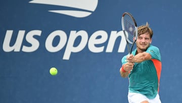 David Goffin devuelve una bola ante Lloyd Harris durante su partido en el US Open en el USTA Billie Jean King National Tennis Center de Nueva York.