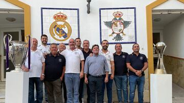 La Junta Directiva de la peña madridista de Alhaurín El Grande posa para AS.