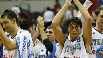 <B>YA ESTÁN EN OCTAVOS.</B> Los jugadores italianos celebran el pase a la siguiente ronda.