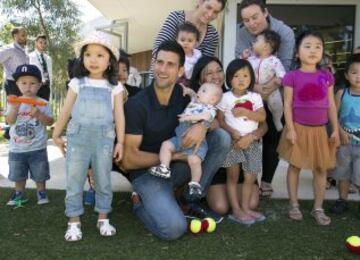 Novak Djokovic durante su visita al Melbourne City Mission's Braybrook Early Learning Centre.