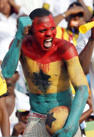 A fan cheers during the Group C soccer match between Ghana and Senegal the 2015 African Cup of Nations in Mongomo January 19, 2015. REUTERS/Mike Hutchings (EQUATORIAL GUINEA - Tags: SPORT SOCCER)