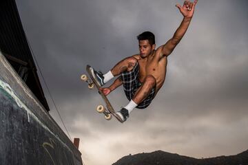 Los hermanos Willy y Sebastian Quispe construyeron la rampa de skate en su casa en la cima de una colina en el distrito de Villa María del Triunfo, en las afueras del sur de Lima. La rampa en forma de U que mide 10 metros de largo por cuatro de ancho y que fue construida antes de la pandemia de coronavirus en la parte trasera de su casa, es un sueño hecho realidad para los modestos patinadores.