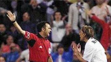 <b>UNA DECISIÓN INEXPLICABLE</B>. Carmona anuló el gol de Ronaldo por una falta anterior de Salgado, que pidió explicaciones al árbitro.