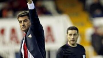 El entrenador del Sevilla, Míchel González, durante el partido de Liga ante el Valencia que están disputando esta noche en el estadio de Mestalla.