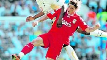 <b>PODERÍO. </b>King se anticipa a Fernando Torres durante el partido disputado ayer en Londres entre el Tottenham y el Liverpool.