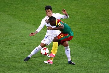 Soccer Football - Cameroon v Chile - FIFA Confederations Cup Russia 2017 - Group B - Spartak Stadium, Moscow, Russia - June 18, 2017   Chile’s Gonzalo Jara in action with Cameroon’s Christian Bassogog    REUTERS/Kai Pfaffenbach