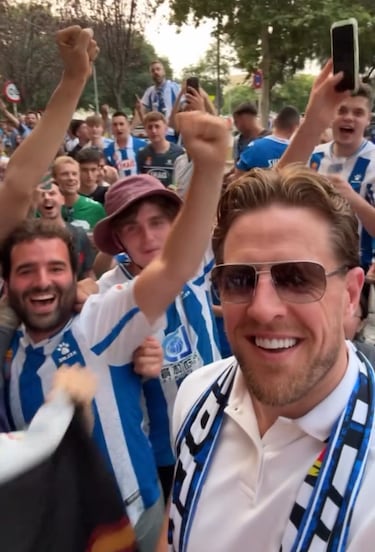 En la previa del encuentro ante el Atlético de Madrid, el 3 veces defensor del año de la NFL compartió un rato con la afición del Espanyol. 