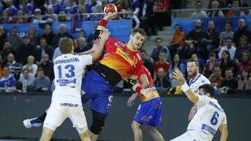 Julen Aginagalde tendrá un día duro ante la defensa tunecina.