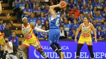 Silvia Domínguez realiza un pase durante la final de la Copa de la Reina entre el Perfumerías Avenida y el Uni Girona.
