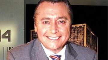 <b>CON MADRID 2012. </b>Michael Robinson ya luce la chapa de voluntario que el sábado entregará AS.