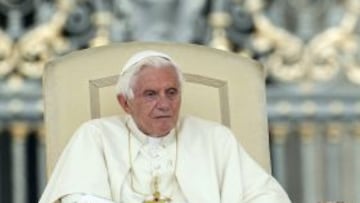 El papa Benedicto XVI durante la tradicional audiencia general de los miércoles en la plaza de San Pedro del Vaticano.