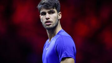 Carlos Alcaraz, con gesto serio durante su partido contra Ben Shelton en la Laver Cup de Berlín.