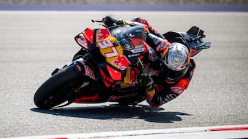 Acosta lidera con Márquez tercero y Pecco segundo... por la cola