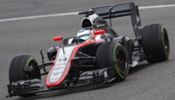 Habían pasado pocos minutos de las nueve de la mañana cuando Fernando Alonso se ponía a los mandos del McLaren-Honda y completaba su vuelta de instalación sin problemas.
