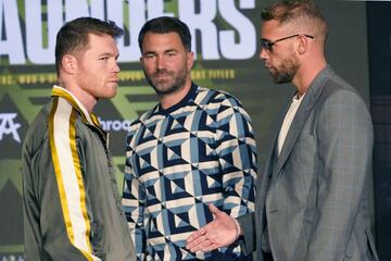 Los ánimos están a tope y se notó en el cara a cara, ya que Canelo dejó con la mano estirada a su contrincante.