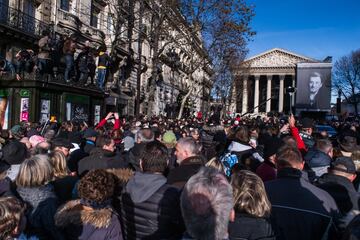 Numerosas personas congregadas en las afueras de la Iglesia de la Madeleine durante el funeral a Johnny Hallyday. 