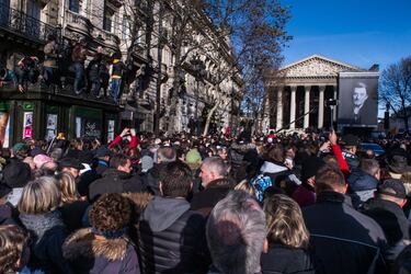 Numerosas personas congregadas en las afueras de la Iglesia de la Madeleine durante el funeral a Johnny Hallyday.