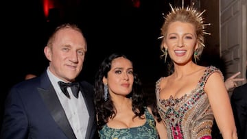 Francois-Henri Pinault, Salma Hayek y Blake Lively asisten a la gala Heavenly Bodies: Fashion &amp; The Catholic Imagination Costume Institute en el Metropolitan Museum of Art el 7 de mayo de 2018 en la ciudad de Nueva York. 