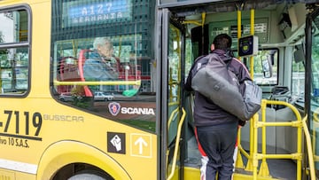 Hombre ingresando a un bus del SITP