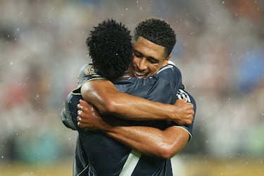 Emotivo abrazo entre Jude Bellingham y Vinicius Júnior tras el primer gol del encuentro.