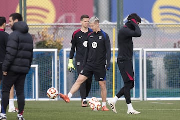 Dani Olmo entrenándose en con el club blaugrana. El jugador español acaparó todos las mirada del entrenamiento previo al partido de Copa del Rey frente al Barbastro.