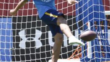 Luis Suarez jugando con un balón de fútbol americano en la gira de pretemporada del FC Barcelona
