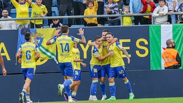 Roger Martí celebra junto a sus compañeros el 2-0 tras la revisión de VAR en el encuentro de ayer de la jornada 15 de la Liga Hypermotion.