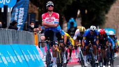 Mathieu Van Der Poel celebra su victoria en la tercera etapa de la Tirreno-Adriatico 2021 entre Monticiano y Gualdo Tadino.
 