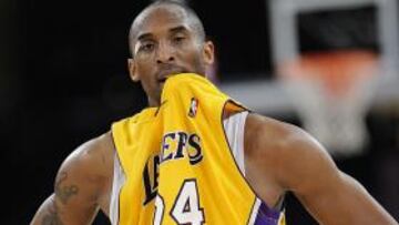 <b>SUSTO.</b> El escolta estrella de Los Ángeles Lakers, Kobe Bryant, sufrió una dislocación de un dedo la mano derecha durante el partido frente a los Cavaliers de Cleveland, pero no será baja con el equipo.