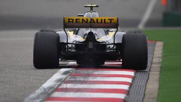Renault&#039;s Spanish driver Carlos Sainz Jr steers his car during the qualifying session for the Formula One Chinese Grand Prix in Shanghai on April 14, 2018.  / AFP PHOTO / GREG BAKER