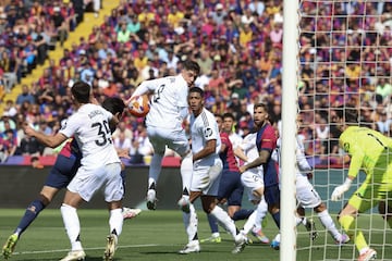 El jugador del Barcelona, Eric Garca, marca de cabeza el 1-2. 

