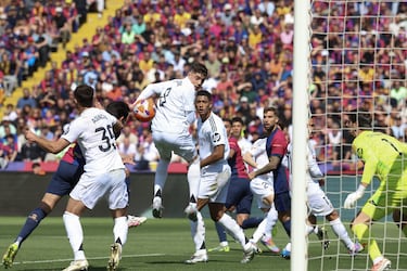 El jugador del Barcelona, Eric García, marca de cabeza el 1-2. 
