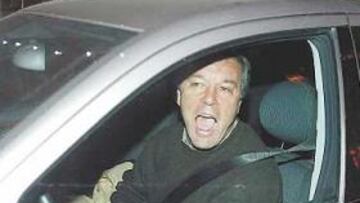 <b>BUEN HUMOR. </b>César Ferrando, hasta en los peores momentos, mostró buen humor a su salida del Calderón.