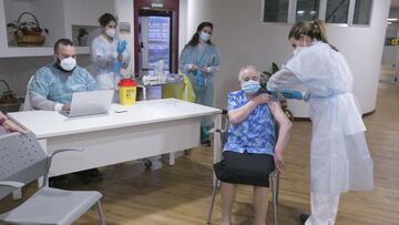 Eulalia Josefa `Pepita´ Paleo es la primera usuaria de la residencia en recibir la segunda dosis de la vacuna Pfizer-BioNTech contra el coronavirus en el Centro Polivalente de Recursos Residencia Mixta de Gijón (Asturias).