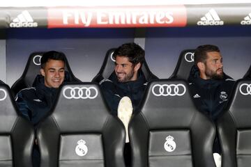 Los jugadores del Real Madrid Reguilón, Isco y Nacho en el banquillo. 
 