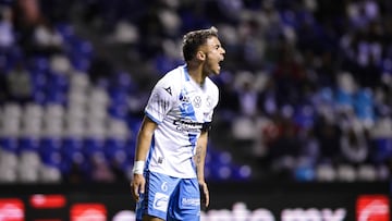 Nicolás Diaz festeja un gol con Puebla.