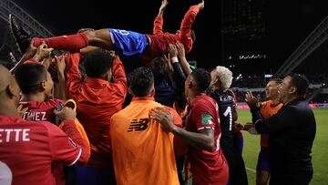 Selección de Costa Rica celebrando la obtención del boleto al repechaje
