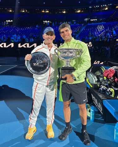 Alcaraz junto a Samuel López Jareño sobre la pista del Melbourne Park.
