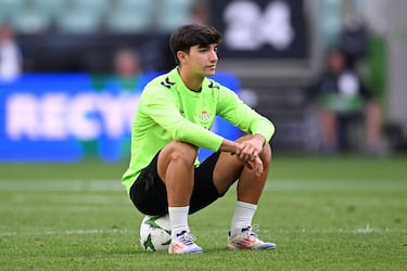 Carlos Reina, del Real Betis, durante el entrenamiento del Real Betis
