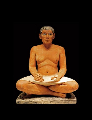 El Escriba Sentado (Le Scribe accroupi) es una de las obras maestras más famosas y realistas del arte del Antiguo Egipto y una pieza esencial de la colección de antigüedades egipcias del Louvre. Es de piedra caliza policromada (aún conserva restos del color original) y ojos incrustados de cristal de roca.