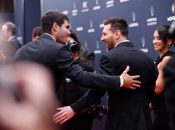 Carlos Alcaraz saluda a Lionel Messi en la alfombra roja.