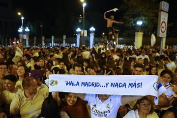Los seguidores se reunieron en la Plaza de Cibeles para celebrar la decimocuarta Champions League del Real Madrid.
