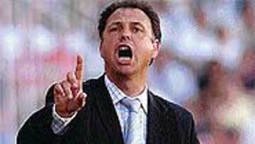 Caparrós recuerda que el Barcelona podría ser castigado por la FIFA.